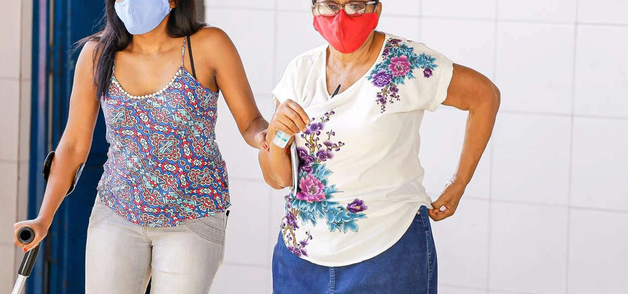 Idosa deixa o local onde votou em Teresina