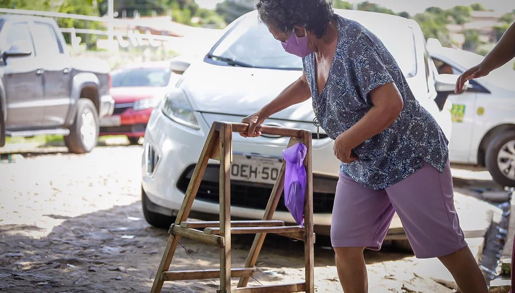 Idosa em seu local de votação