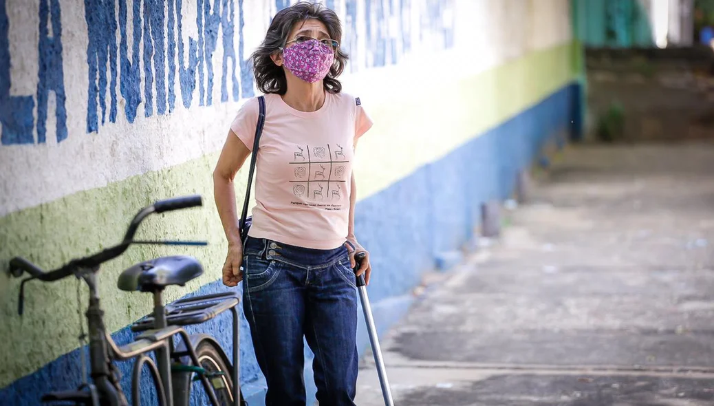 Idosa vota em escola na cidade de Teresina