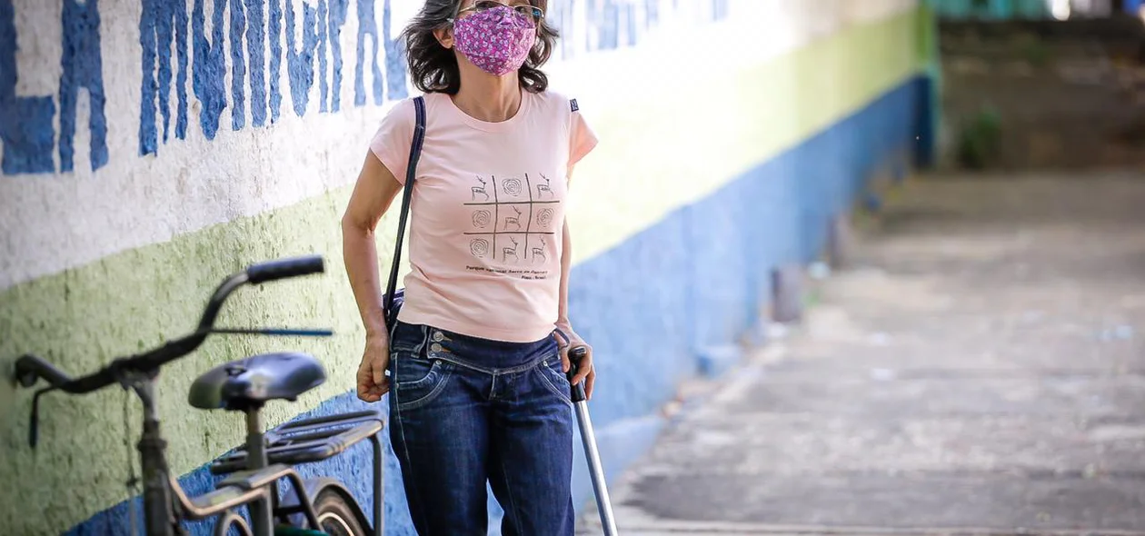 Idosa vota em escola na cidade de Teresina