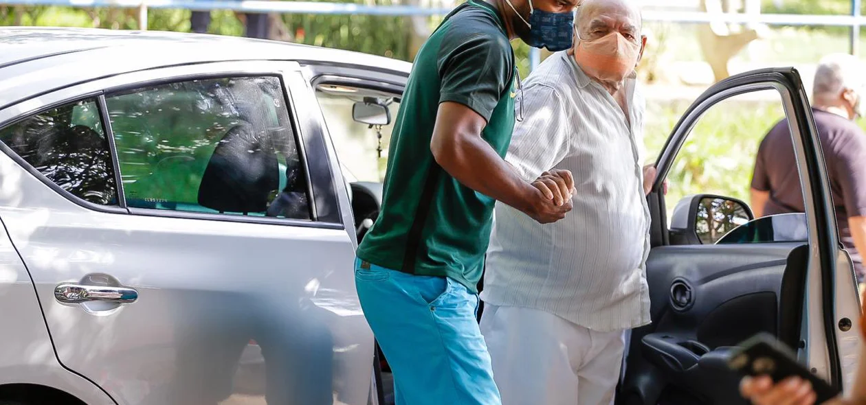 Idoso chega ao local de votação