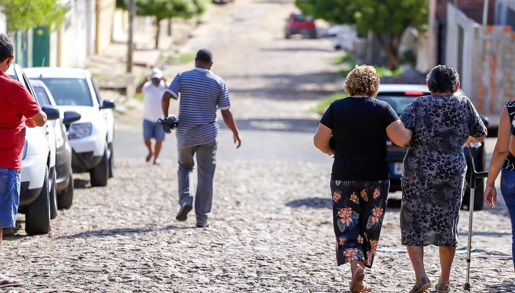 Idosos comparecem ao local de votação neste domingo