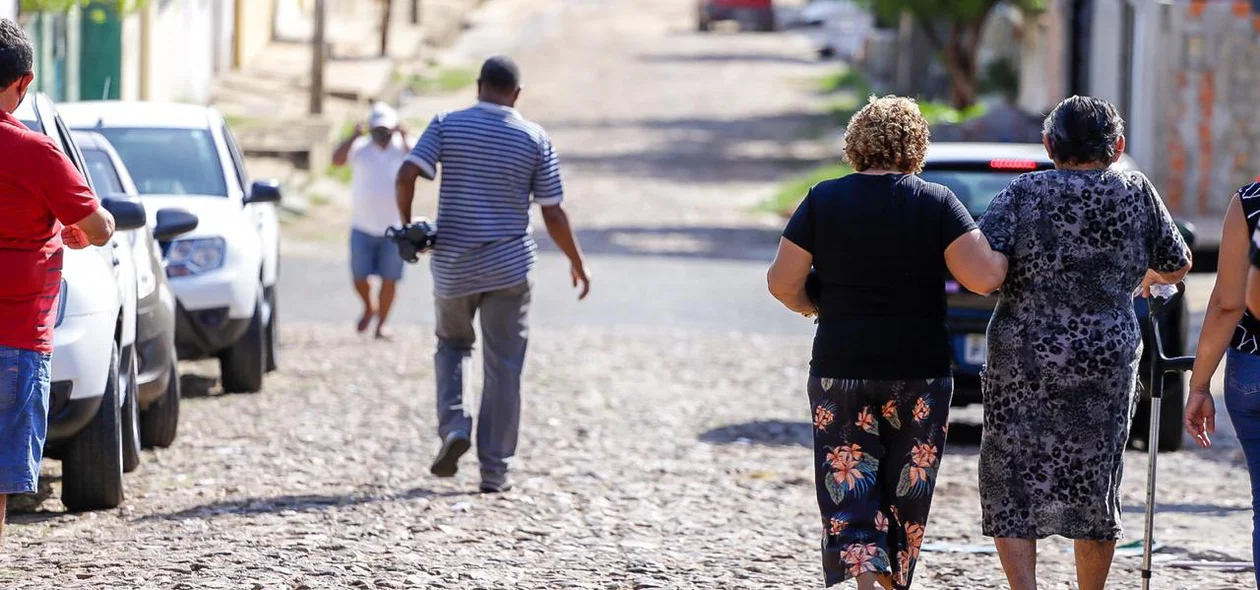 Idosos comparecem ao local de votação neste domingo