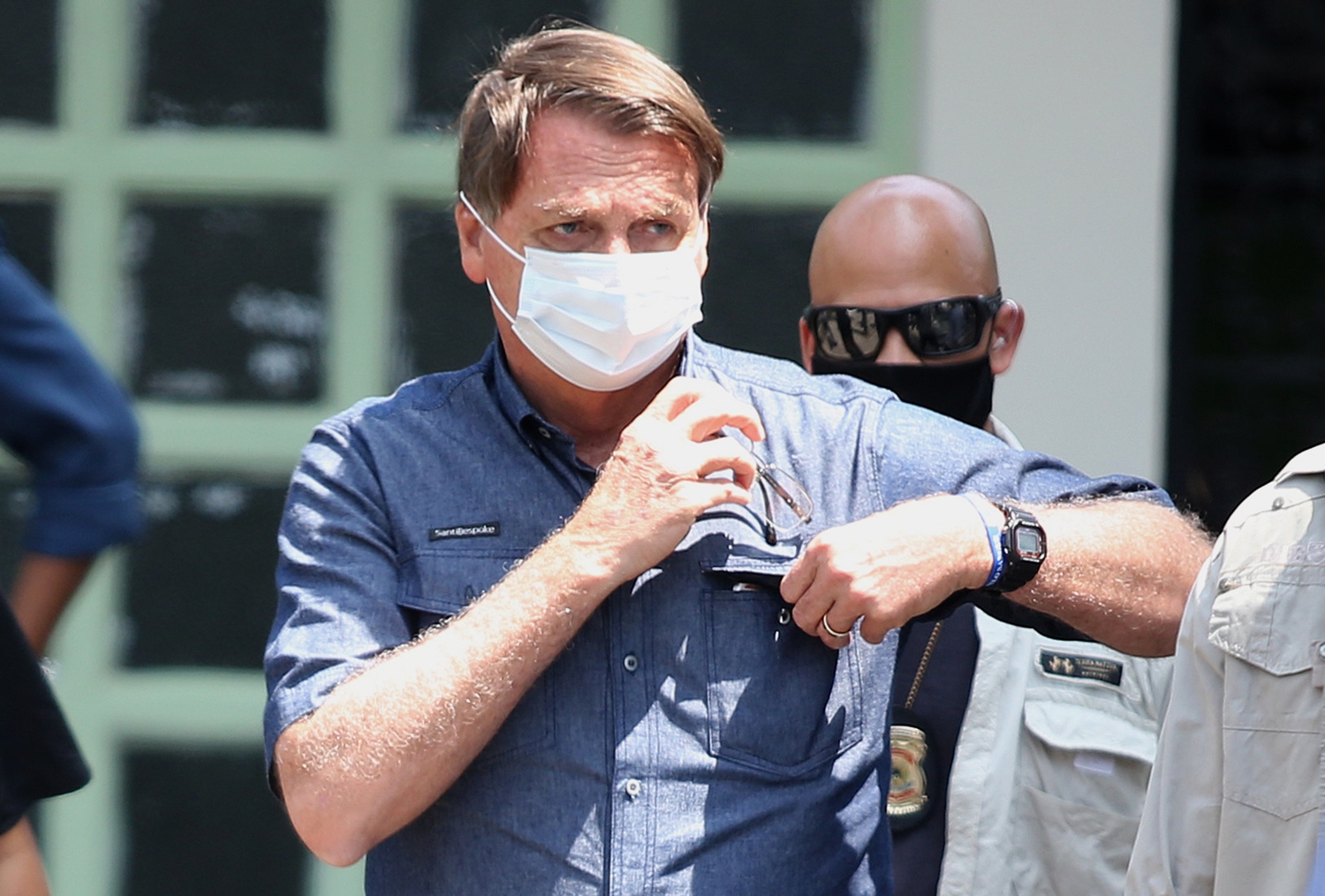 Jair Bolsonaro vota em escola no Rio de Janeiro