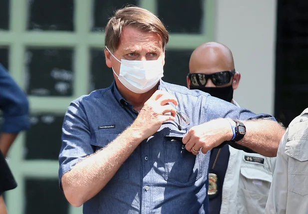 Jair Bolsonaro vota em escola no Rio de Janeiro