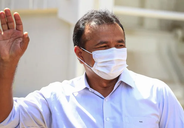 Deputado Fábio Abreu realiza entrega de maquinários nesta segunda