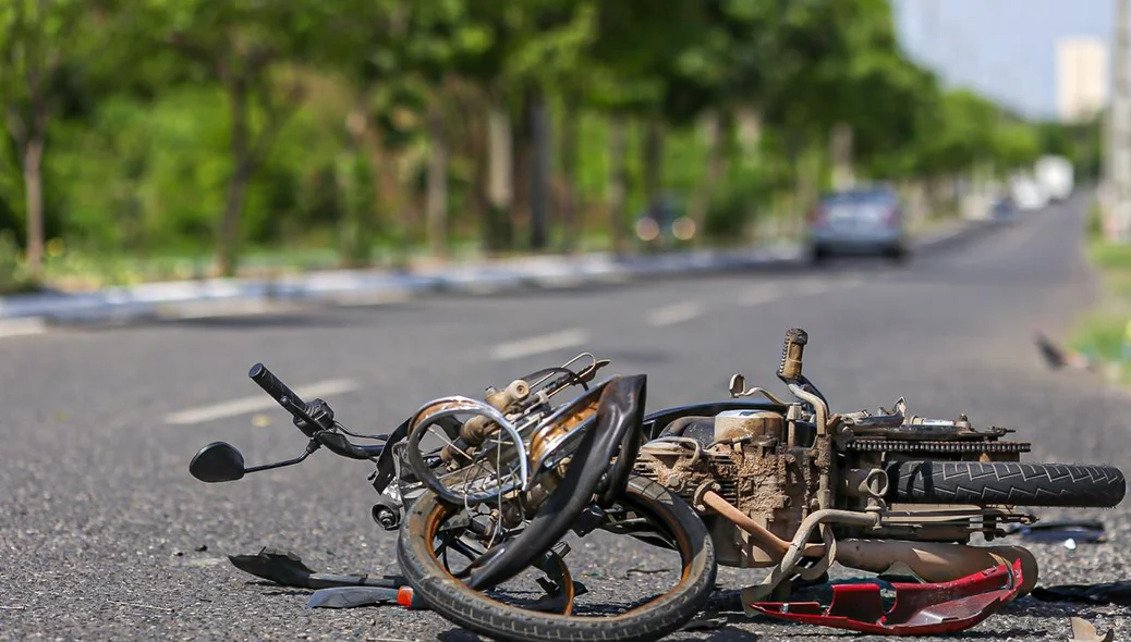 Acidente entre carro e motos na Avenida dos Ipês 