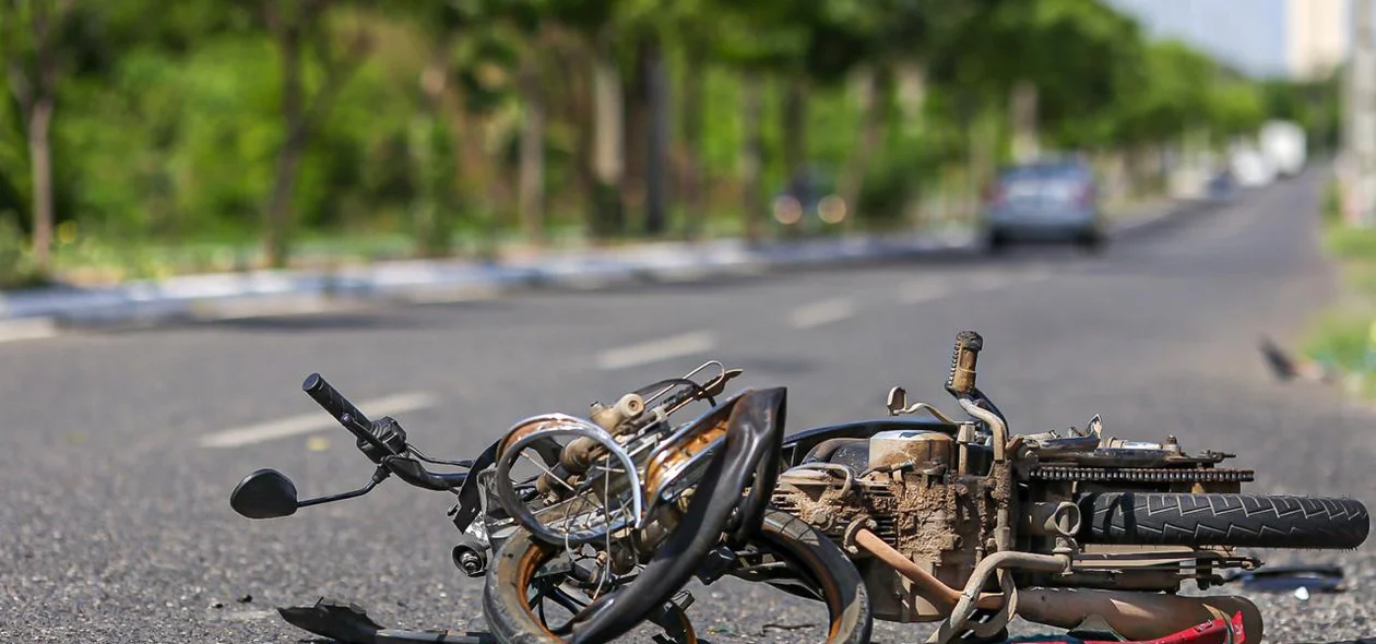 Acidente entre carro e motos na Avenida dos Ipês 