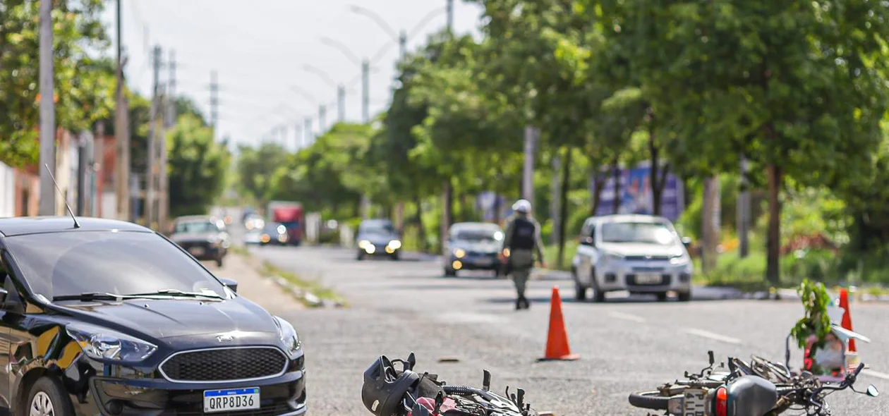 Carro e motos envolvidas no acidente na Avenida dos Ipês