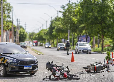 Carro e motos envolvidas no acidente na Avenida dos Ipês
