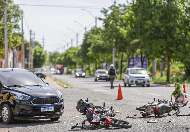 Carro e motos envolvidas no acidente na Avenida dos Ipês