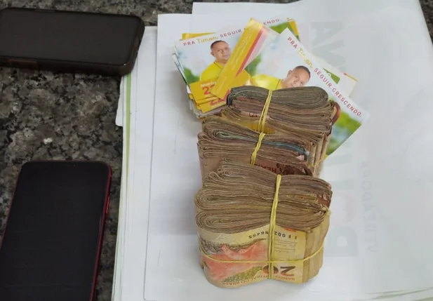 Dinheiro em espécie e material de campanha