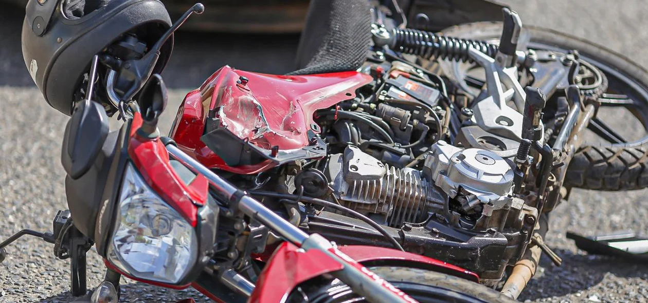 Moto destruída após acidente 