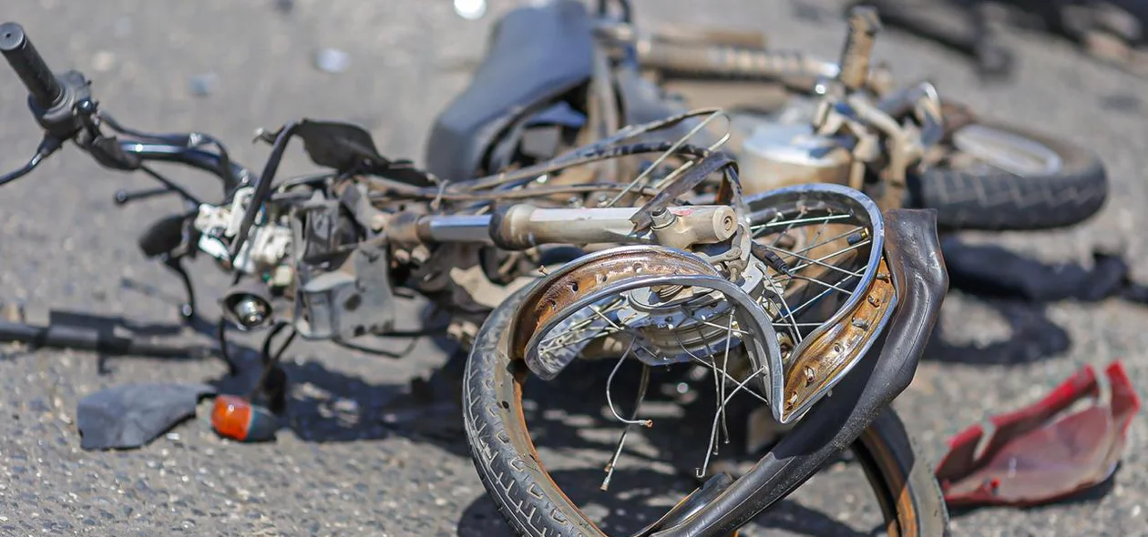 Moto totalmente destruída
