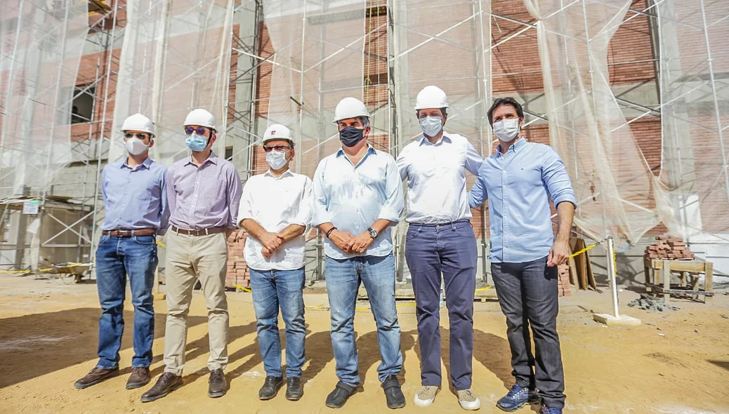 Ciro Nogueira visitando às instalações da empresa 