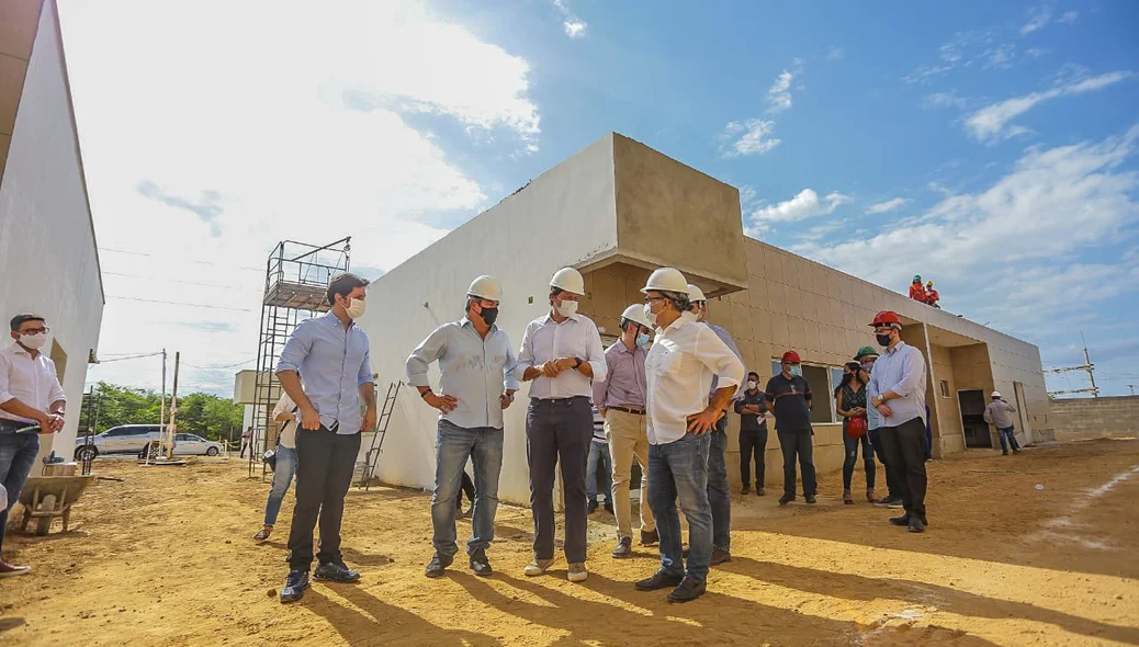 Ciro visitando a obra 