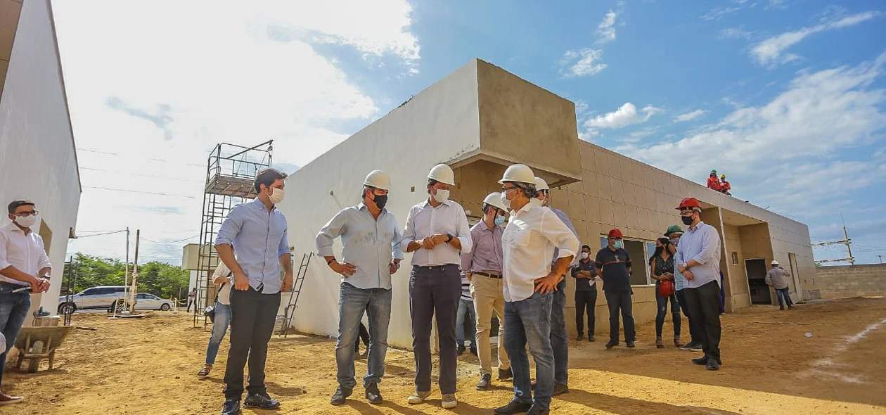 Ciro visitando a obra 