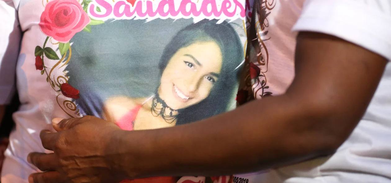 Familiares usando camisa da Lorrany 
