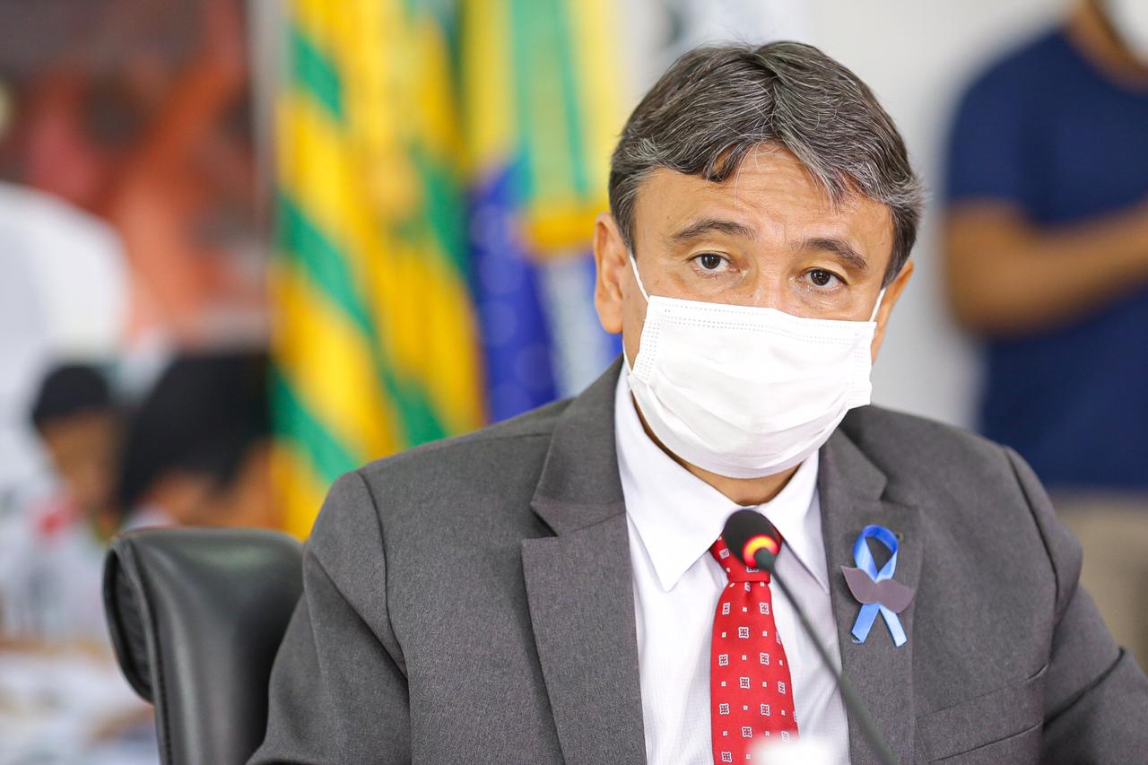 Governador Wellington Dias em reunião no Karnak