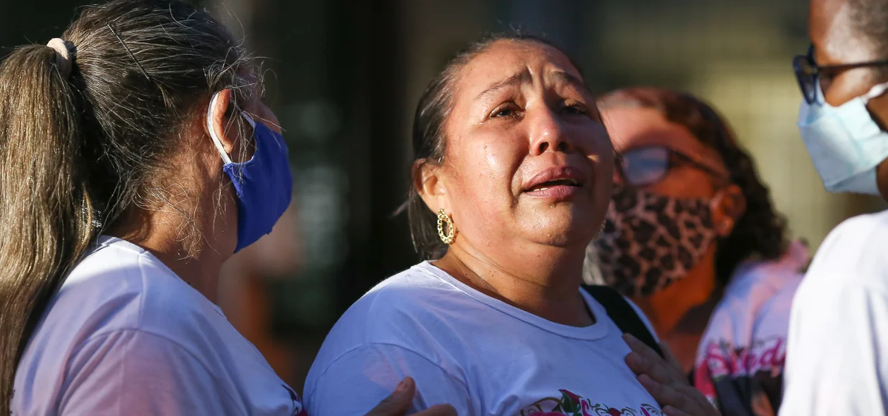 Mãe de Lorrany bastante emocionada 