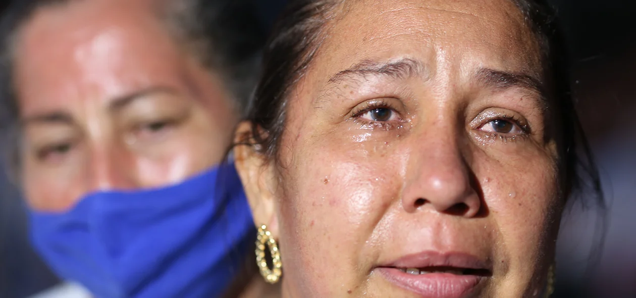 Mãe de Lorrany emocionada 