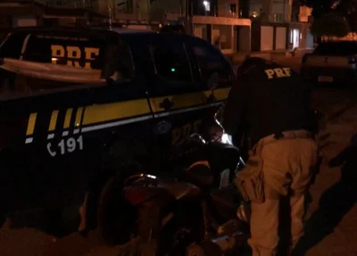 Policiais no momento da abordagem