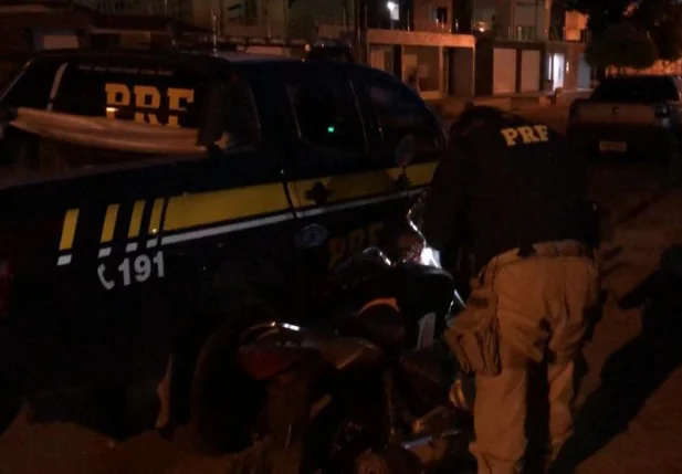 Policiais no momento da abordagem