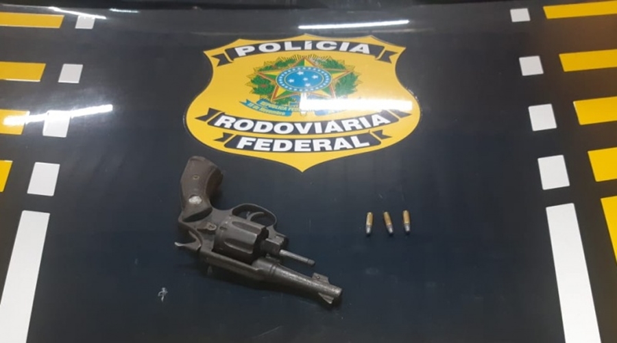 PRF apreende arma e munições