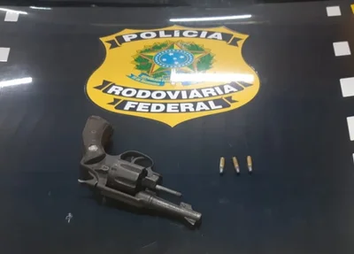 PRF apreende arma e munições