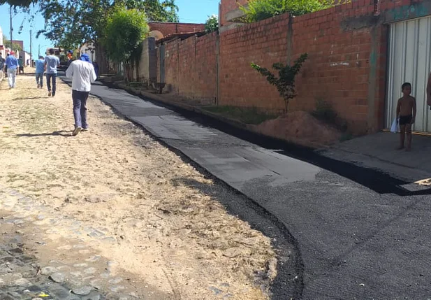Trechos do bairro Pedra Mole sendo asfaltados