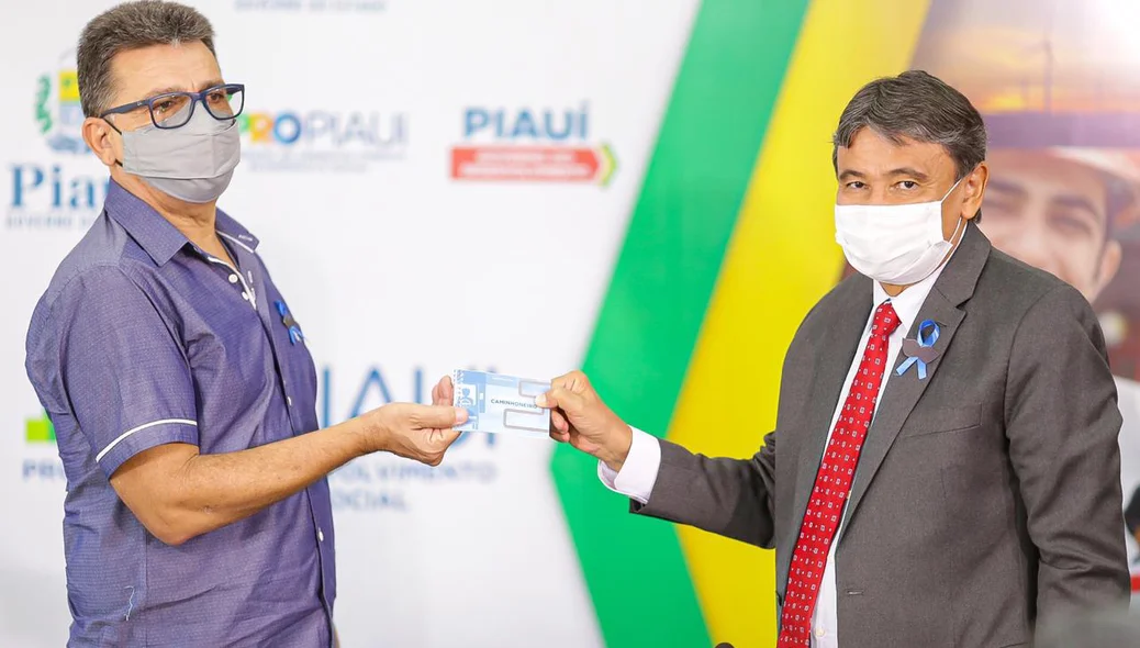 Wellington Dias entrega cartão informativo sobre a Campanha Novembro Azul