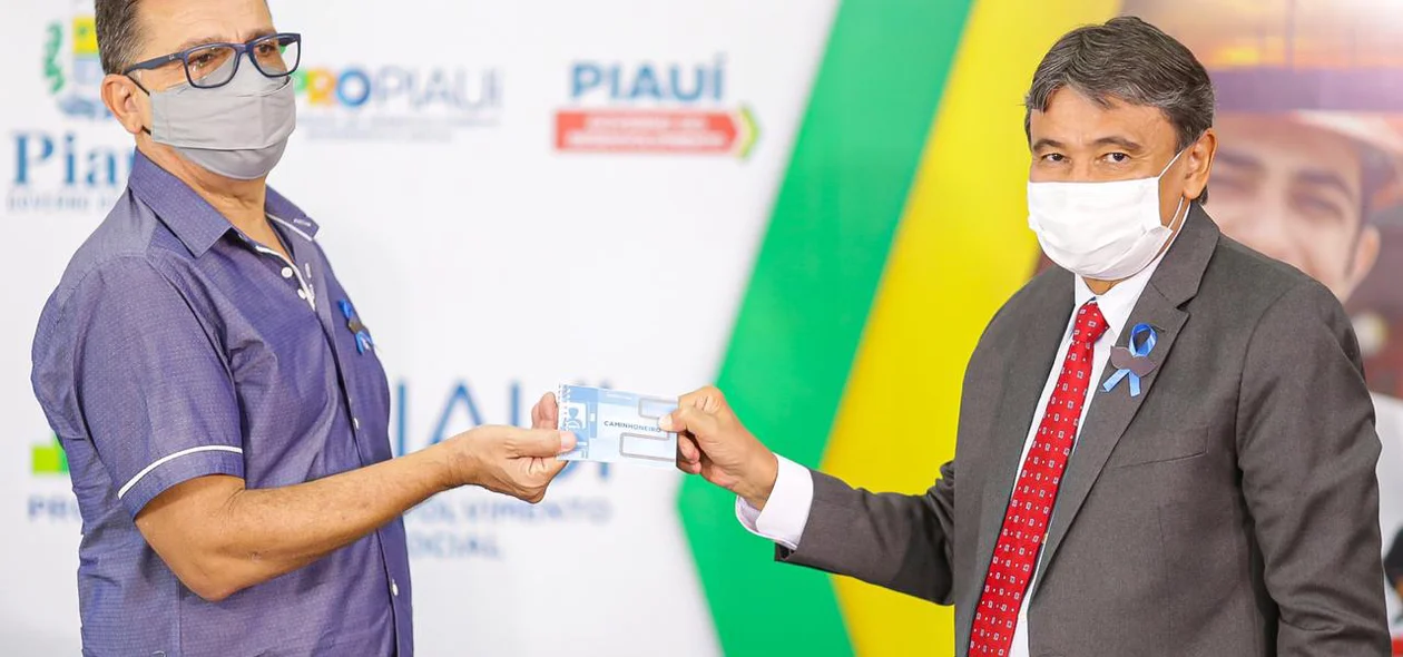 Wellington Dias entrega cartão informativo sobre a Campanha Novembro Azul