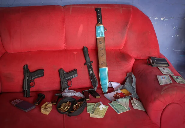 Apreensão de pistolas e drogas na Vila Santa Cruz em Teresina 