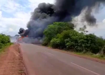Carreta de óleo mineral após pegar fogo na rodovia