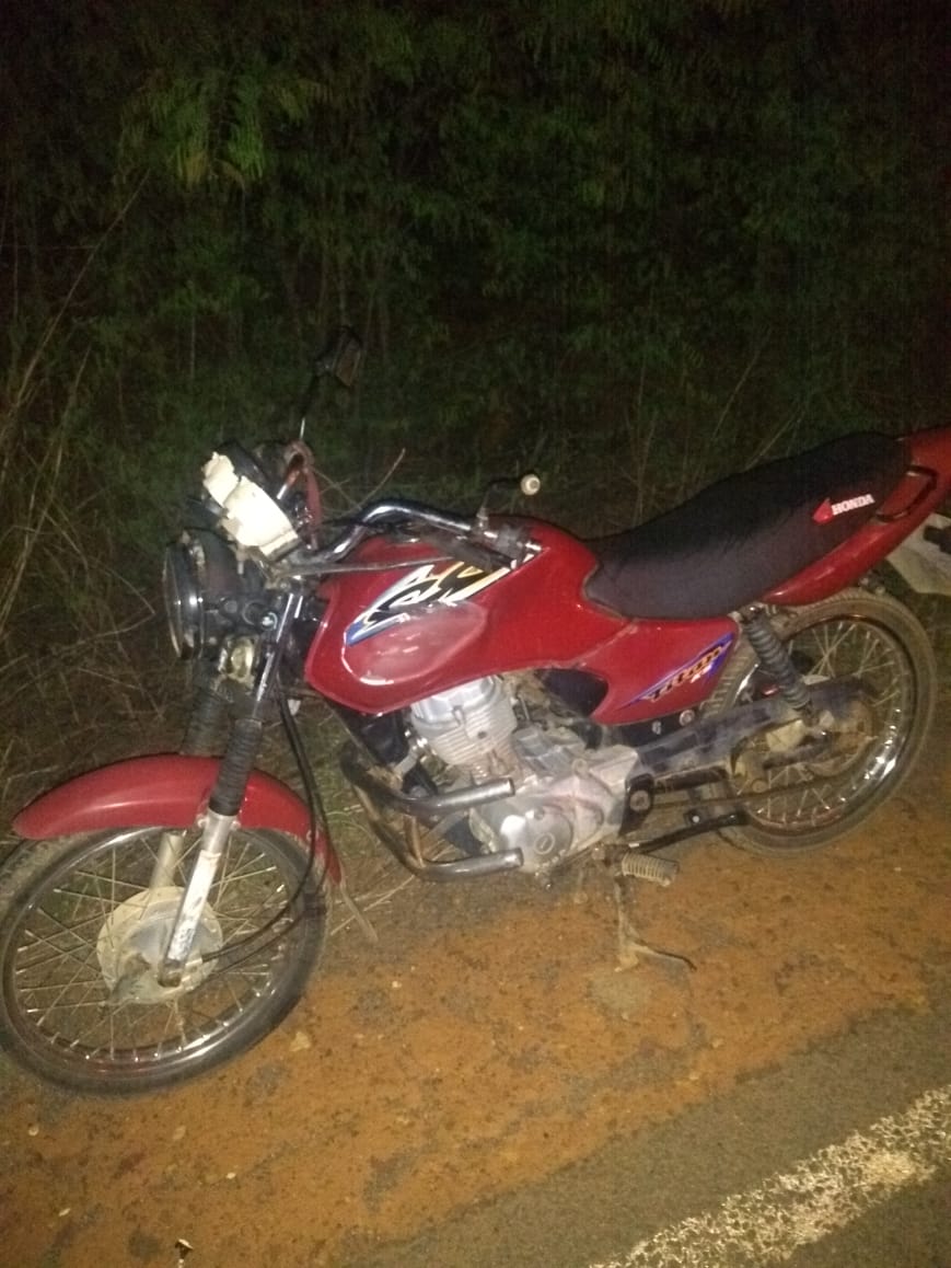 Motocicleta conduzida por uma das vítimas.