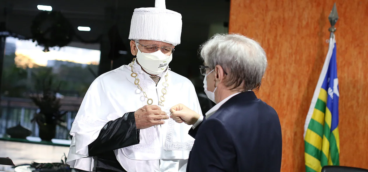 Arimatéia Dantas  cumprimentado o novo reitor