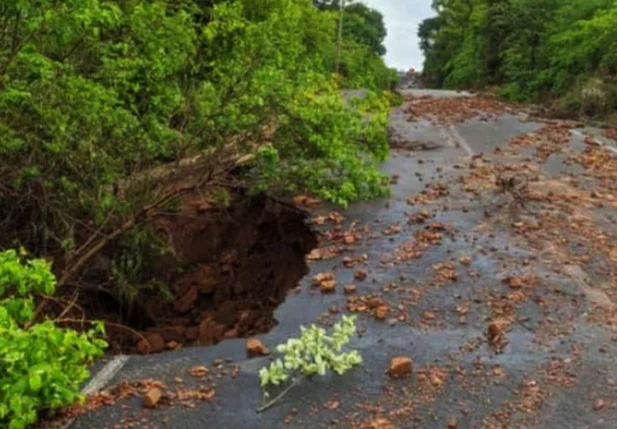 Estrada que dá acesso ao Morro do Gritador