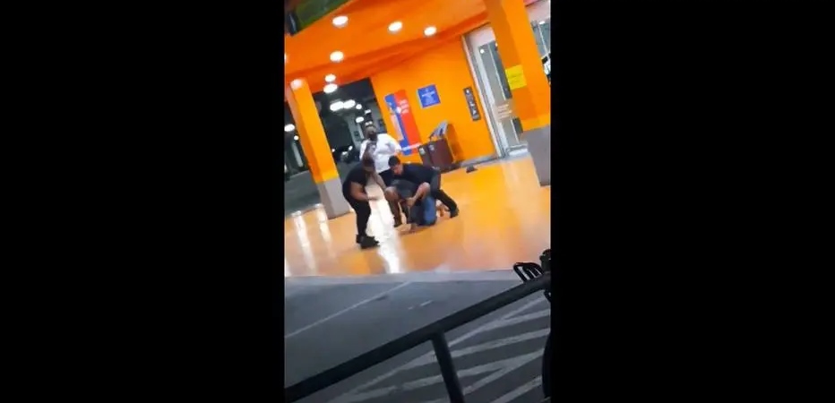 Homem sendo assassinado no Carrefour