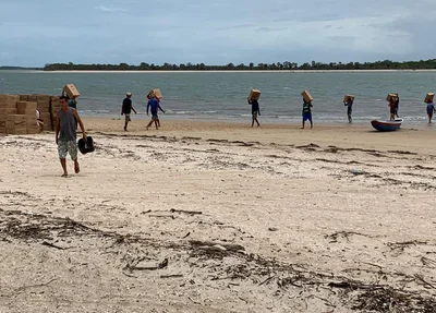 Material sendo retirado da embarcação encalhada