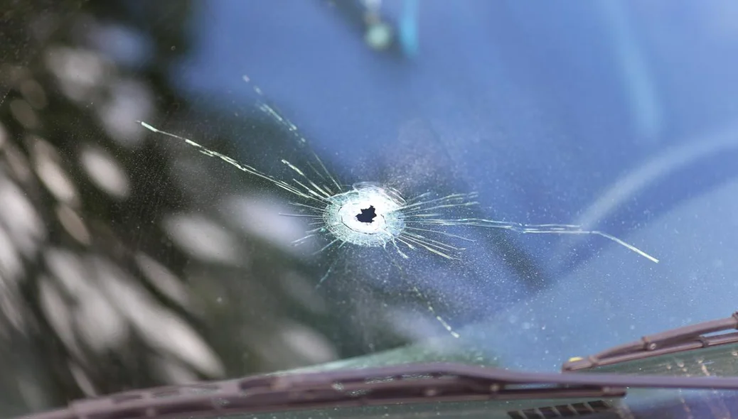 O disparo também atingiu o carro