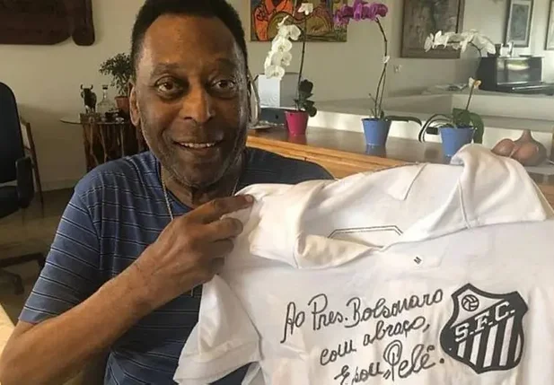 Pelé assina camisa do Santos em homenagem a Jair Bolsonaro