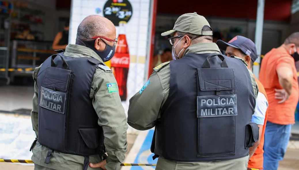 Polícia Militar colhendo informações sobre o fato