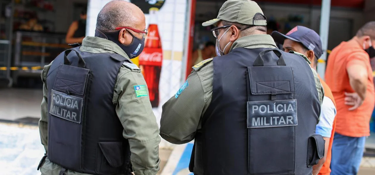 Polícia Militar colhendo informações sobre o fato