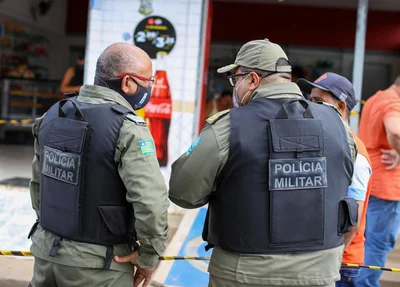 Polícia Militar colhendo informações sobre o fato