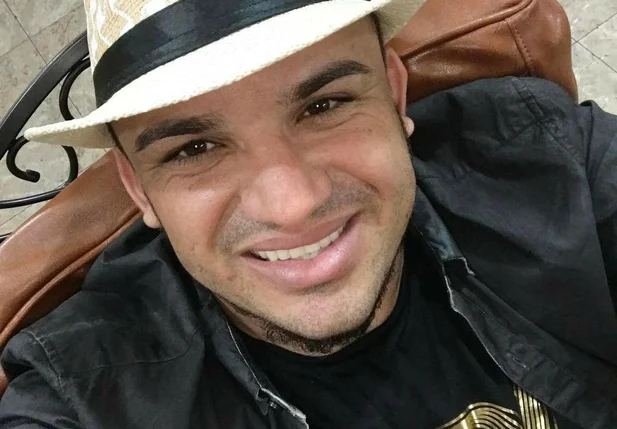 Cantor Júnior Vianna