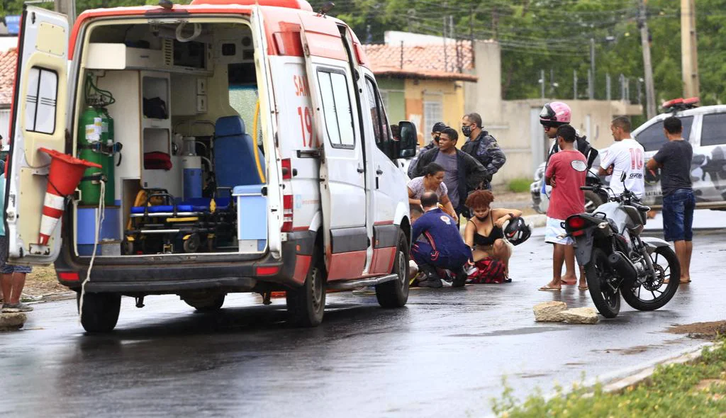 Dois homens batem em carro após terem sido baleados no Árvores Verdes