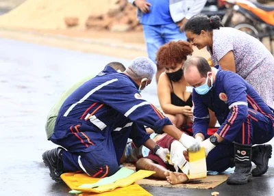 Elemento tem fratura exposta na perna após colidir carro em moto