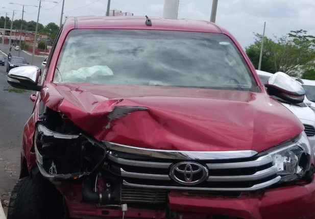 Hilux que colidiu com dois veículos.