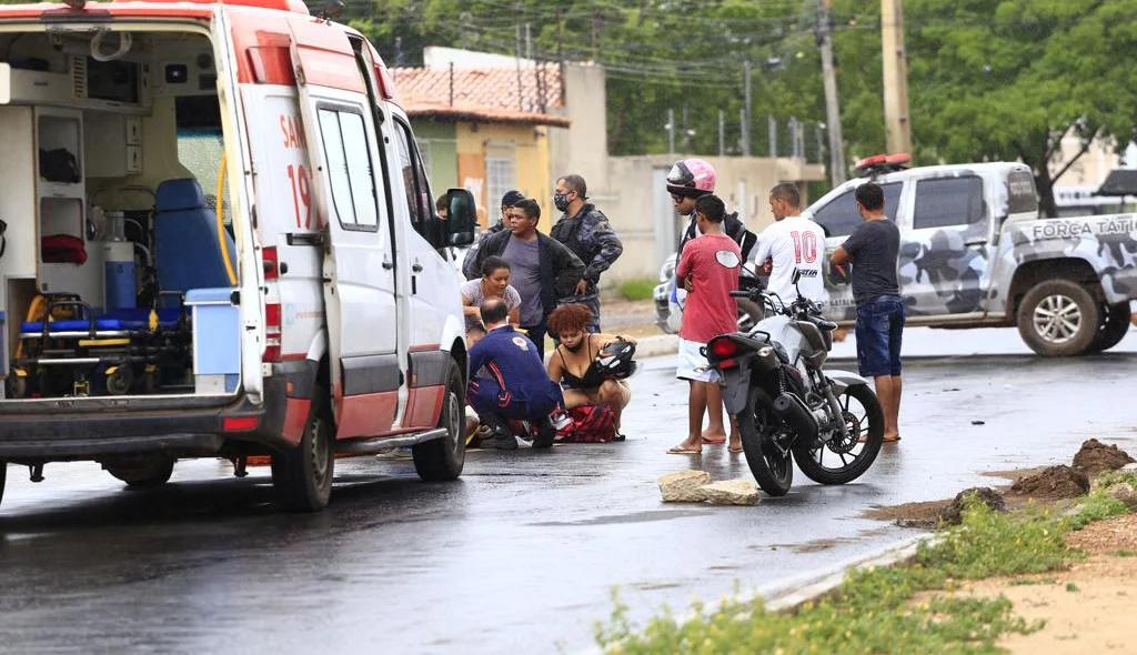 O SAMU foi acionado para socorrer dois homens baleados na zona leste