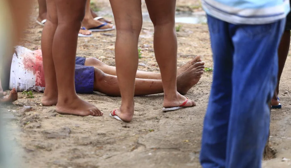 Os dois elementos foram baleados nas costas e nos braços antes de baterem a moto